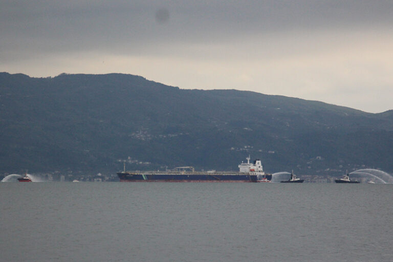 40 bin ton fuel oil yüklü tankerin makine dairesinden çıkan yangın kontrol altına alındı