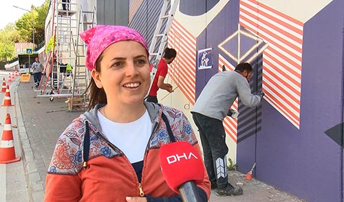 Duvarları tuval yapıp şehrin değerlerini resmediyorlar