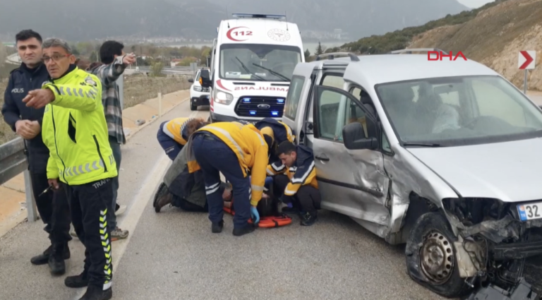 Isparta- İki Otomobil Çarpıştı 8 Yaralı