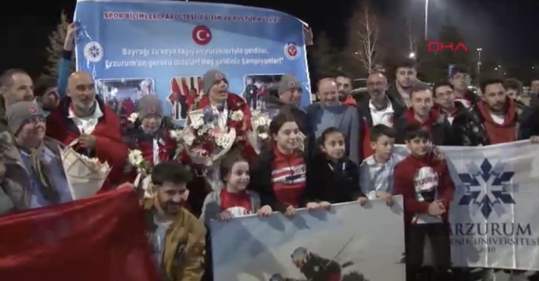 Erzurum – Otizmli ikiz milli kayakçılara Erzurum’da coşkulu karşılama