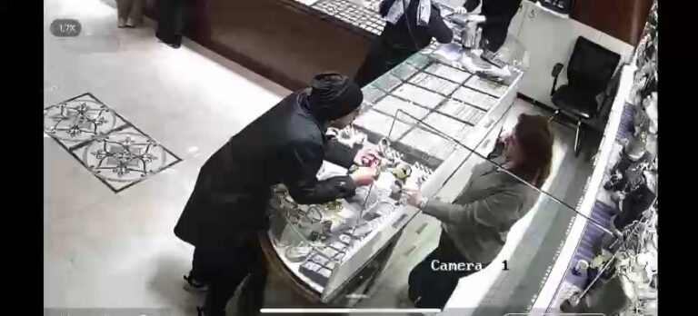 Esenyurt’ta müşteri gibi kuyumcuya girdi, 560 bin liralık bilezikleri alıp kaçtı