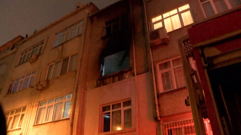 İstanbul – Fatih’te 3 katlı binada çıkan yangın söndürüldü