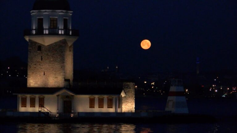 İstanbul – İstanbul’da baharın habercisi ‘Pembe Ay’ görsel şölen oluşturdu