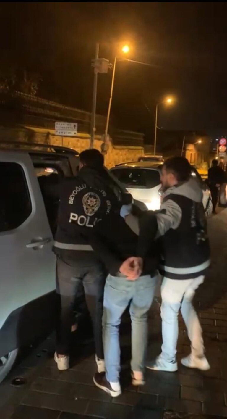 Taksim’de kıraathaneye kumar operasyonu; uyuşturucu paketlerken yakalandılar