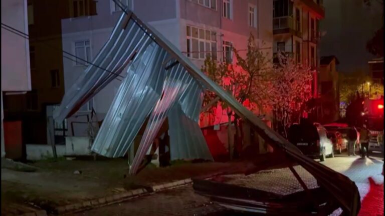 İstanbul’da fırtına etkili oldu; çatılar uçtu, elektrik telleri koptu