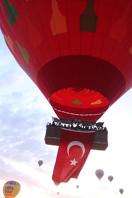 Kapadokya’da balonlar, Türk bayraklarıyla havalandı