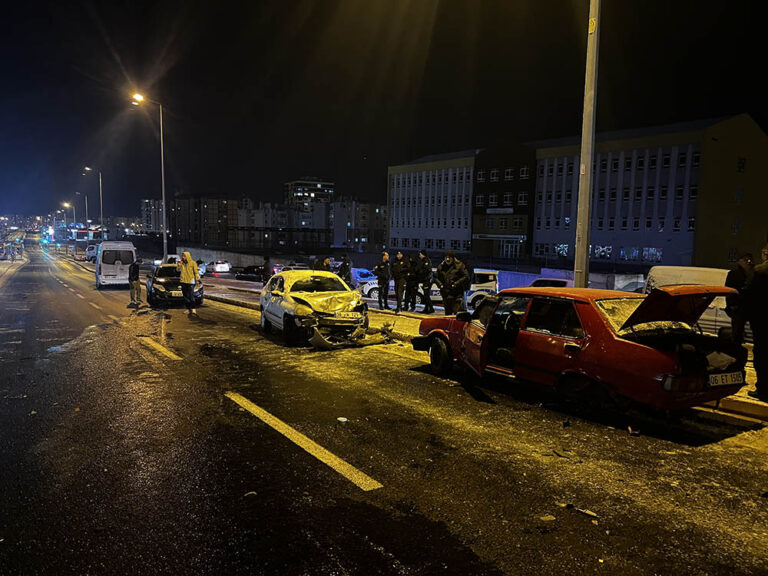Kayseri’de 11 araç zincirleme kazaya karıştı; 2 yaralı