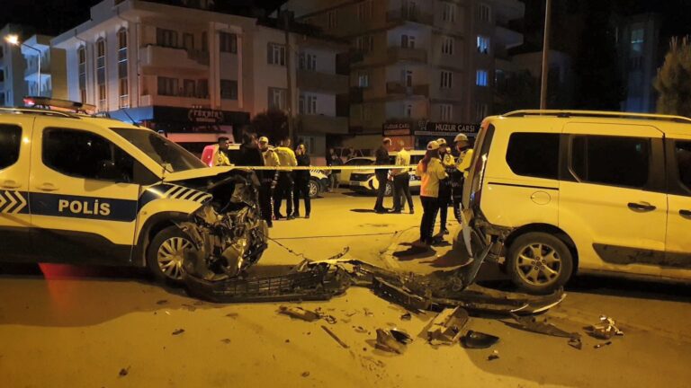 Polis aracının da karıştığı zincirleme kazada 2 polis memuru yaralandı