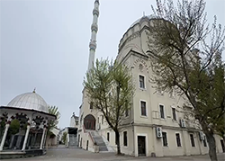 İstanbul- Arnavutköy’de depremin ardından minaresi hasar gören camii mühürlendi