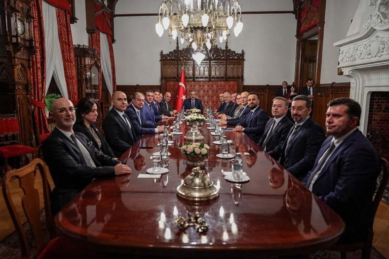 Bakan Fidan, büyükelçilikte iş insanları ile bir araya geldi