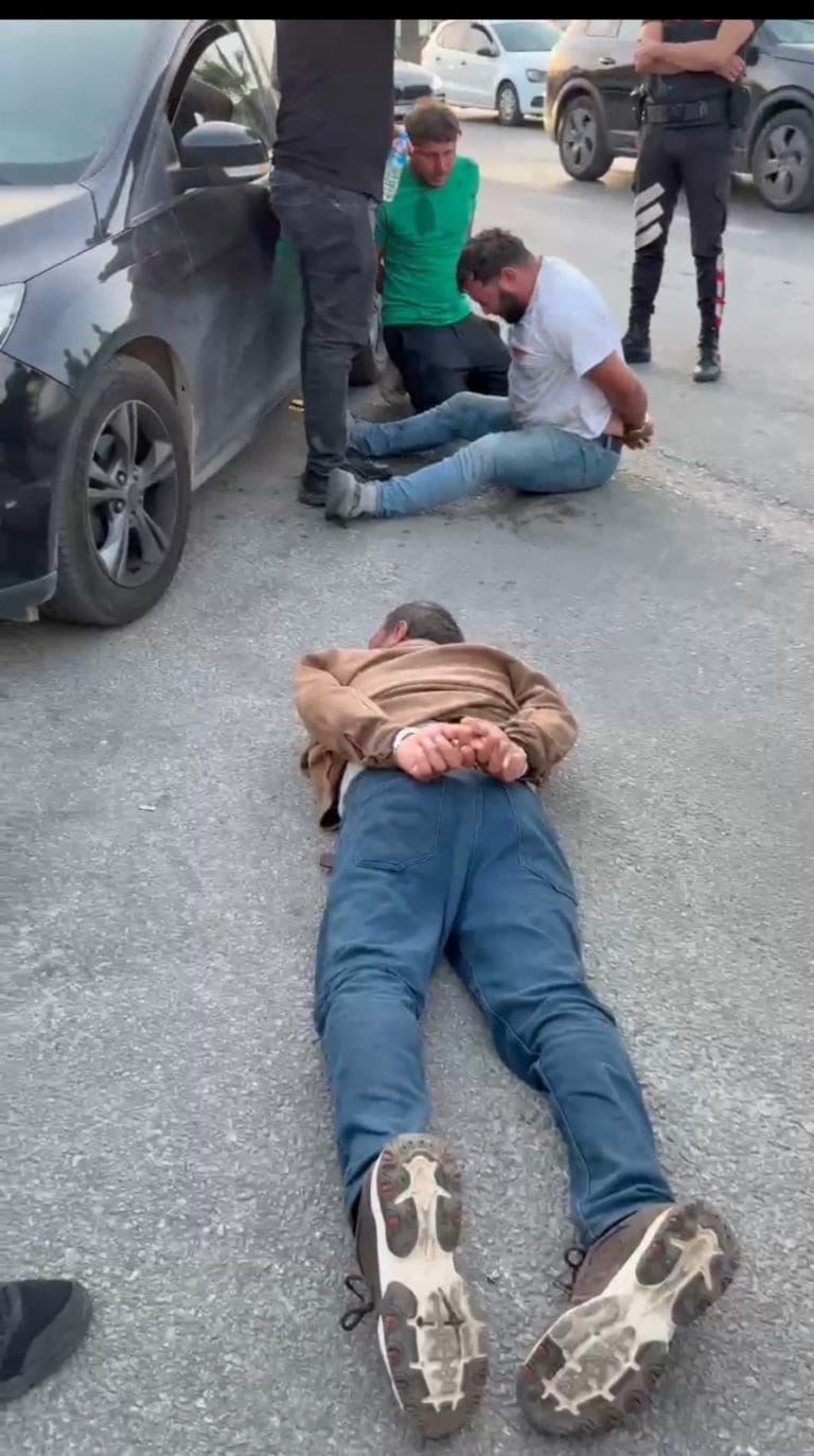 Bodrum’da makas atarak ilerleyen alkollü sürücü ile arkadaşları polise saldırdı; 3 gözaltı