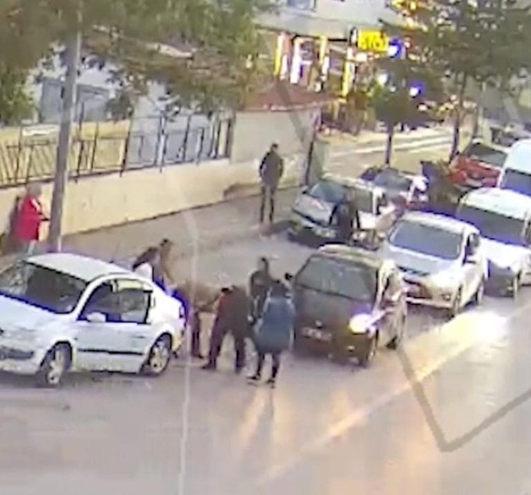 Boğazına yiyecek takılan bebek, Heimlich manevrası ile kurtarıldı