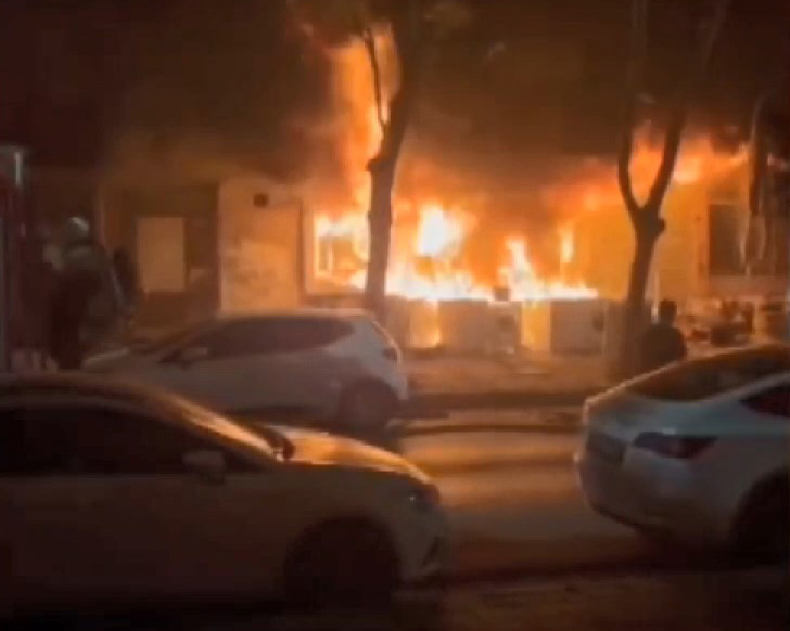 İstanbul- Küçükçekmece’de beyaz eşya deposu alev alev yandı; mahalleli panik yaşadı