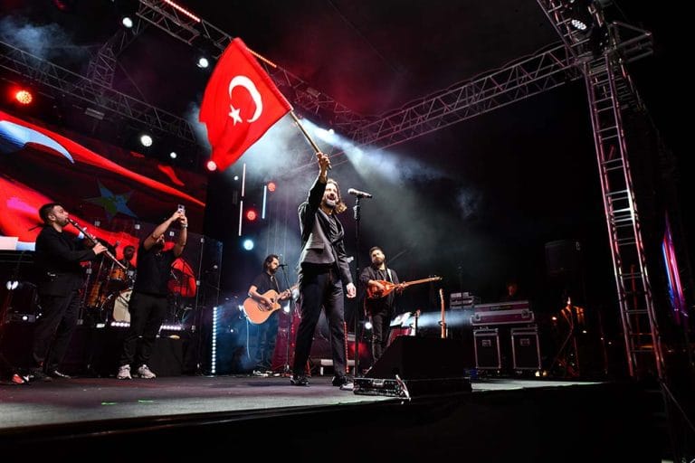 Koray Avcı, Fethiye’de konser verdi
