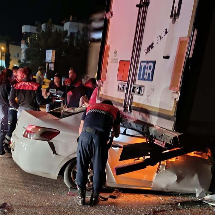 Otomobil, park halindeki TIR’a çarptı: 2 ölü