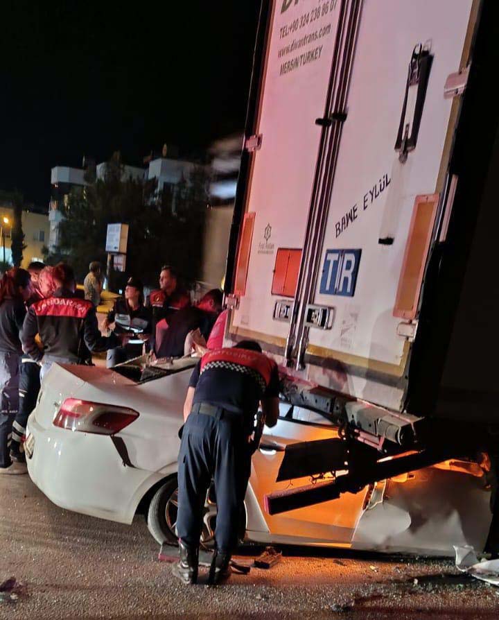 Otomobil, park halindeki TIR’a çarptı: 2 ölü