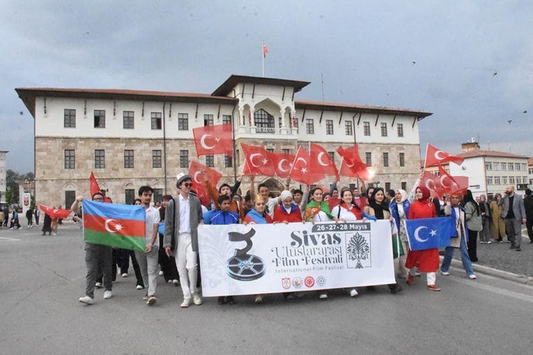 Sivas’ta 2’nci Uluslararası Film Festivali kortejle başladı