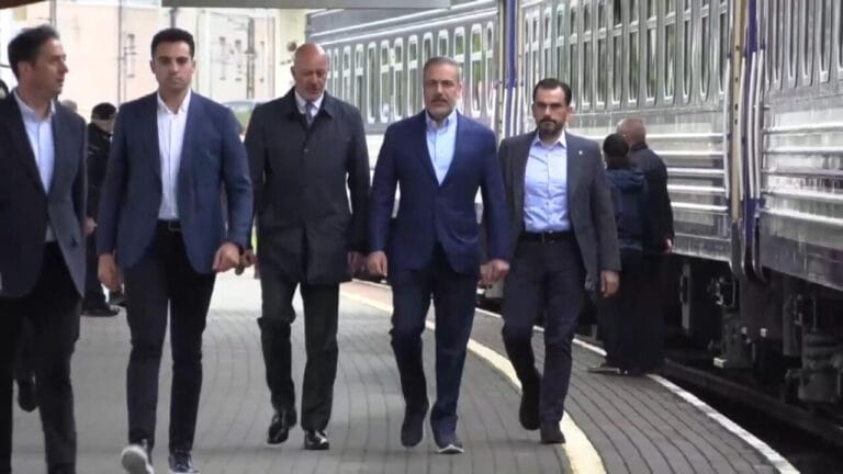 Bakan Fidan, Ukrayna ziyareti için trenle Polonya’da Kiev’e hareket etti