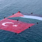 denizde turk ve filistin bayraklariyla destek mesaji 71a925f4328d