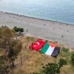 denizde turk ve filistin bayraklariyla destek mesaji fd3c75673916