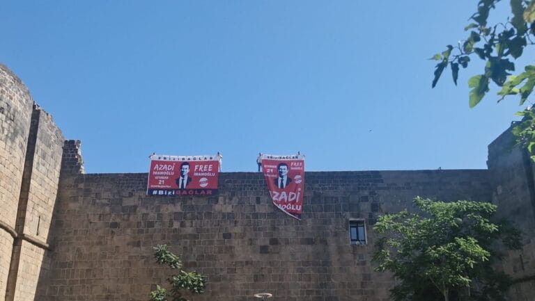 Diyarbakır’da surlara asılan ‘İmamoğlu’ pankartlarına polis el koydu
