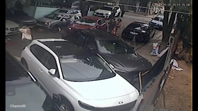İstanbul – Üsküdar’da otomobil yayaya çarptı; kaza anı kamerada