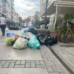 İzmir'de grevin 3'üncü gününde sokaklarda çöpler birikti 5 izmirde grevin 3uncu gununde sokaklarda copler birikti 48215f0f8988