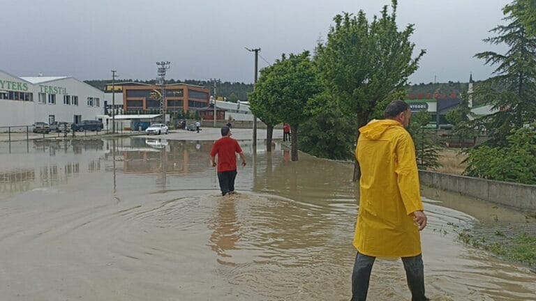 Kastamonu’da sağanak; sanayi bölgesinde üretim durduruldu