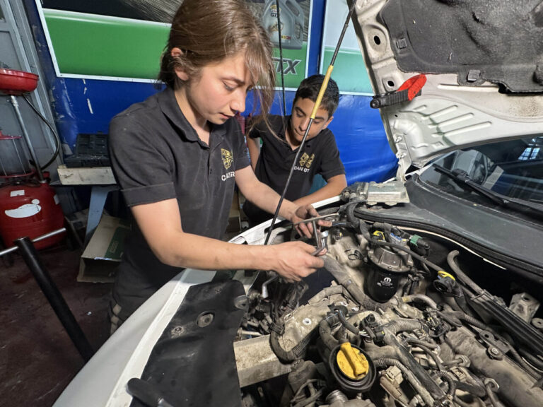 Araçlara meraklı İncilay, sanayide kalfa oldu; tek başına motor tamir ediyor