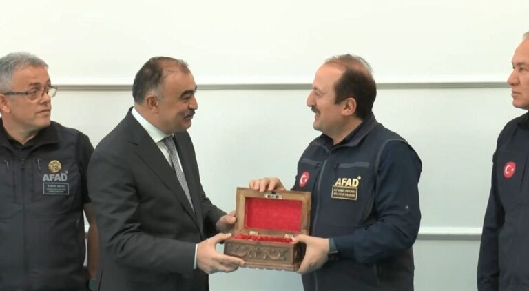 Azerbaycan’dan AFAD personeline iş birliği rozeti