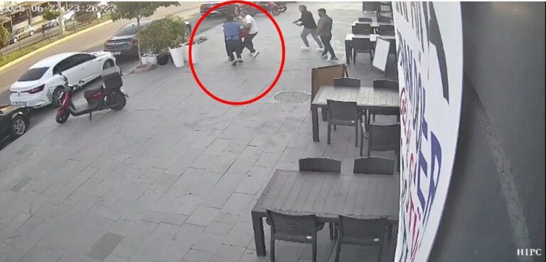 Bıçaklanarak öldürülen Gülizar’ın hastaneye götürülmesi kamerada