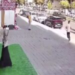 Bıçaklı kavgadan kaçarken minibüsün altında kalıp öldü; olay anı kamerada 4 bicakli kavgadan kacarken minibusun altinda kalip oldu olay ani kamerada b953ea46985b