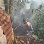 Ev sahibi, elindeki keserle itfaiyecilere yardıma koştu 4 ev sahibi elindeki keserle itfaiyecilere yardima kostu 03eaa5e9318f