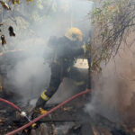 Ev sahibi, elindeki keserle itfaiyecilere yardıma koştu 3 ev sahibi elindeki keserle itfaiyecilere yardima kostu 58124950c397