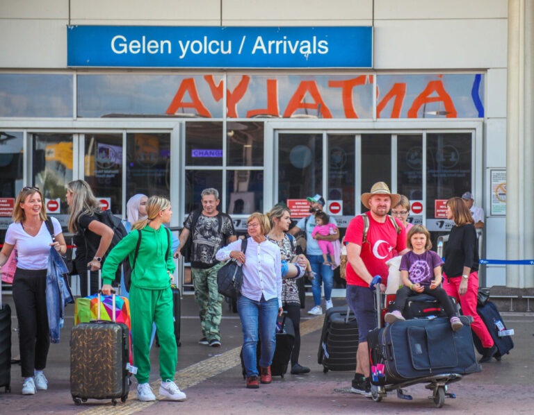 ‘Hürmüz Boğazı’nı kapatmak turizmi de çok etkiler’