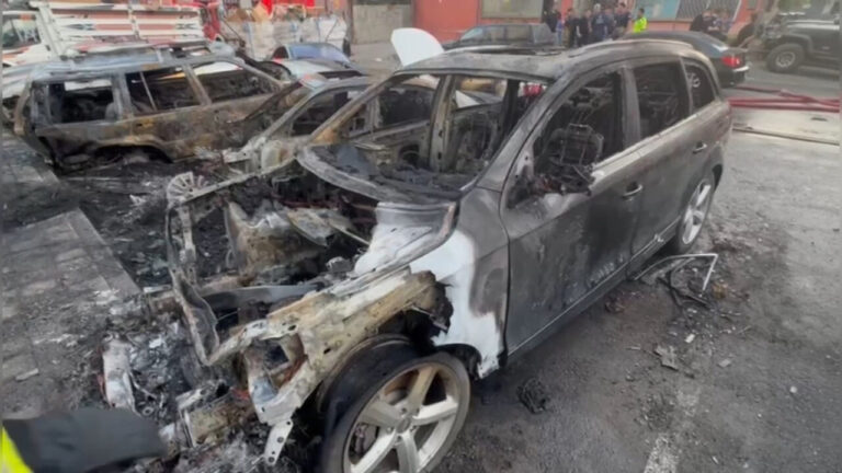 İstanbul – Ataşehir’de sanayi sitesinde çıkan yangında çok sayıda araç yandı