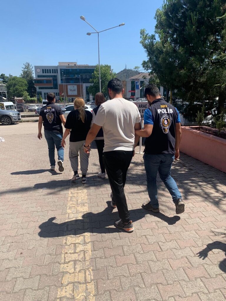 Karabük’te kripto getirisi vaadiyle 16 kişiyi 10 milyon TL dolandıran 2 şüpheli Antalya ve Hatay’da yakalandı