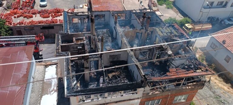 Kayseri’de 3 katlı binada yangın