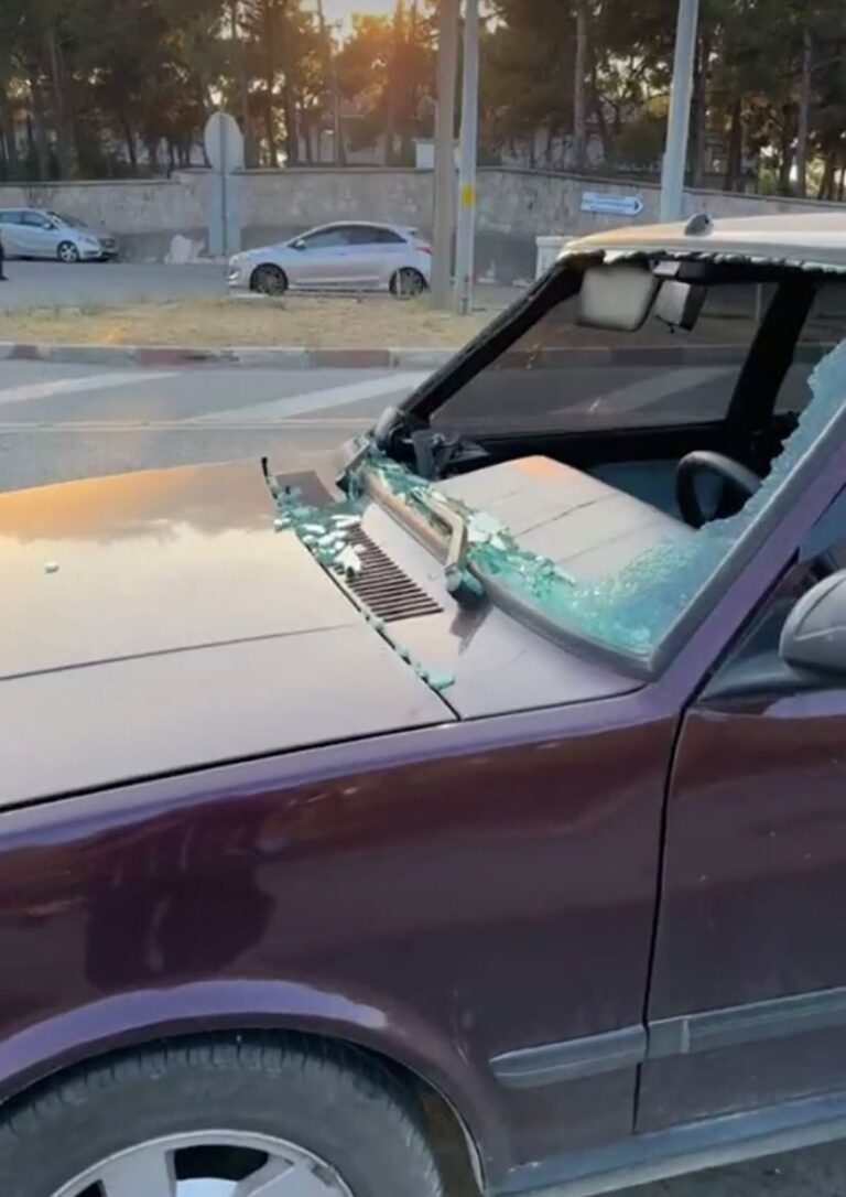 Otomobilin çarptığı emekli albay öldü, çevredekiler ‘ışıklandırma’ için yolu kapattı