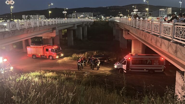 Sivas’ta otomobil, Kızılırmak’taki köprüden düştü; 2 yaralı