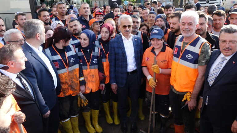 Trabzon’da selin izleri siliniyor, kayıp kişi aranıyor (5)