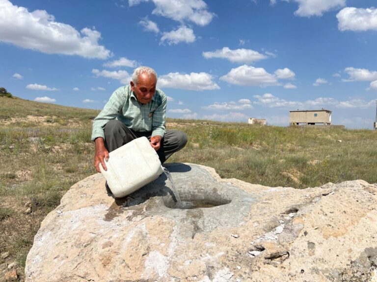 Yabani hayvanlar için yaptığı yalaklara yıllardır traktörle su taşıyor