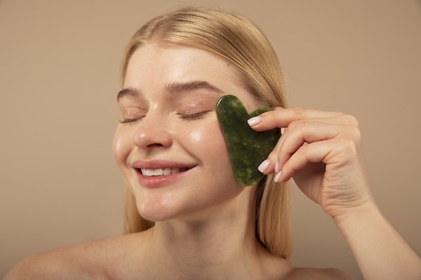 Gua Sha Gerçekten İşe Yarıyor Mu? Yüz Masajında Etkileri ve Uzman Görüşleri