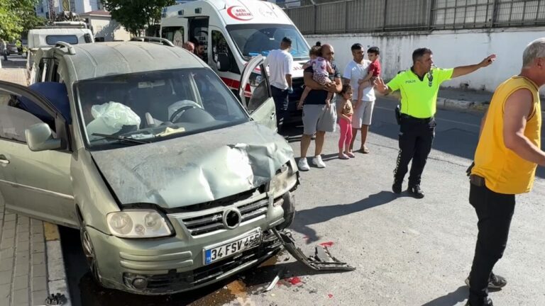 İstanbul – Avcılar’da çocuğu fenalaşınca aracı park etti, hafif ticari araç çarptı: 4 yaralı