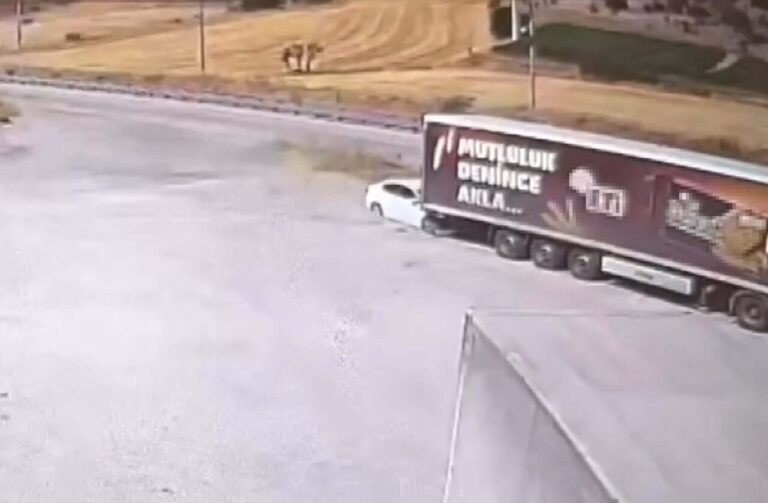 TIR’a çarpan otomobildeki baba ve 3 çocuğu öldü
