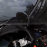 aniden onune kiran otomobile carpan motosikletin surucusu yere dustu kaza kask kamerasinda 16fb125b7023