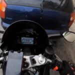 aniden onune kiran otomobile carpan motosikletin surucusu yere dustu kaza kask kamerasinda 848dc9785783