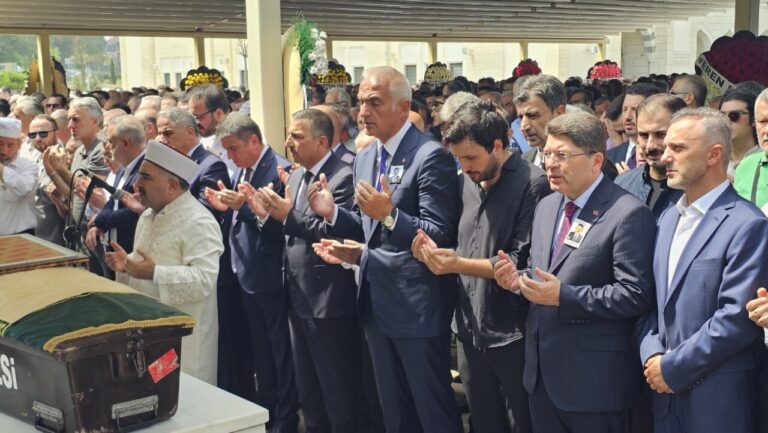 Bakanlar Ersoy ve Tunç, eski İl Başkanı Tosun’un cenazesine katıldı