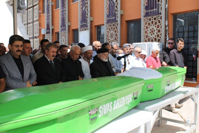 Destici, Sivas’ta cenaze namazına katıldı