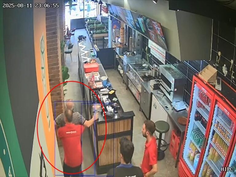 Döner ustası, boğazına yiyecek kaçan müşterisini Heimlich manevrasıyla kurtardı